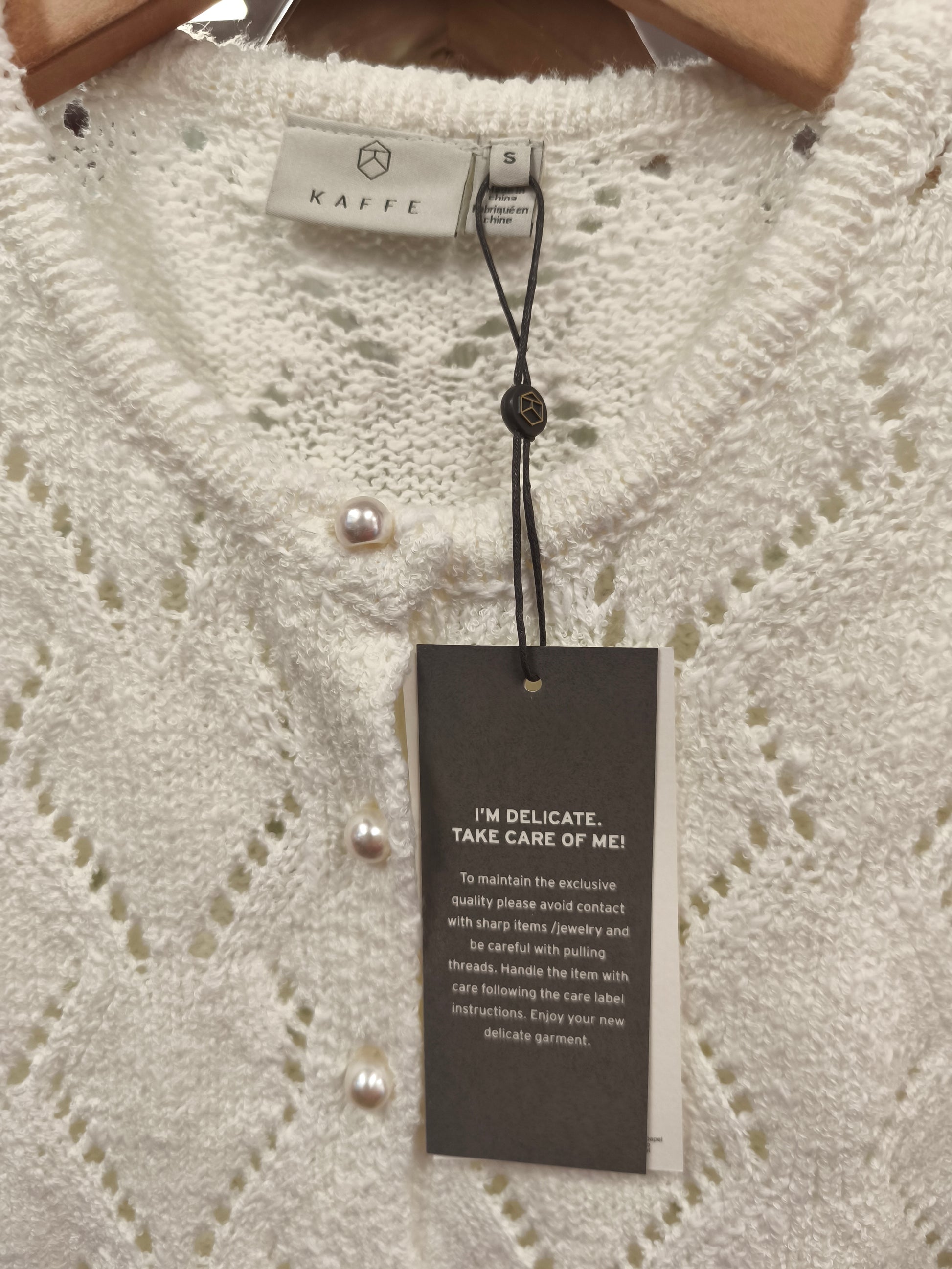 Kaffe vest offwhite met parel knoopjes KAlorinia cardigan chalk 10511157