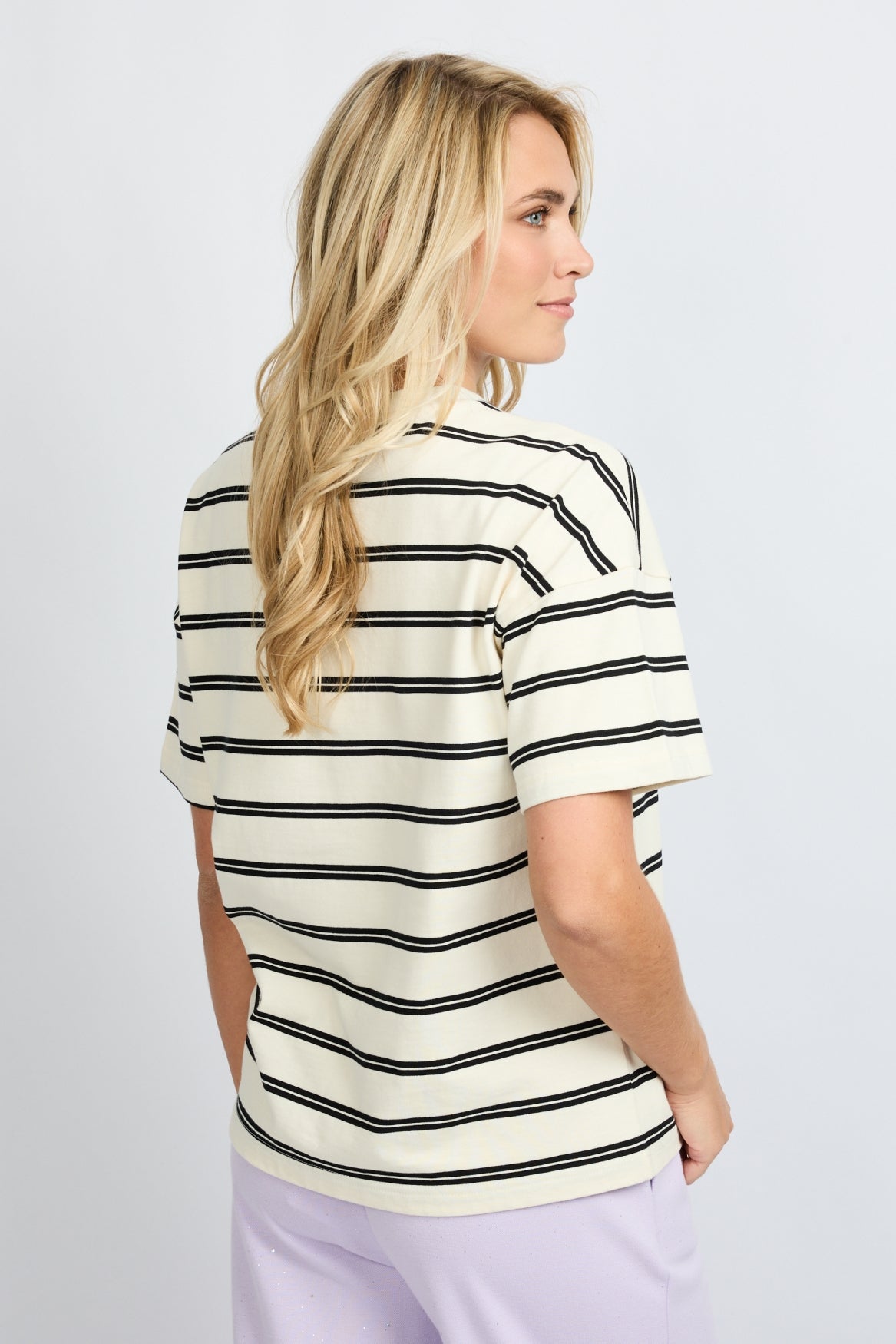 Fluresk T-shirt offwhite zwart gestreept met lila kers model Nayara