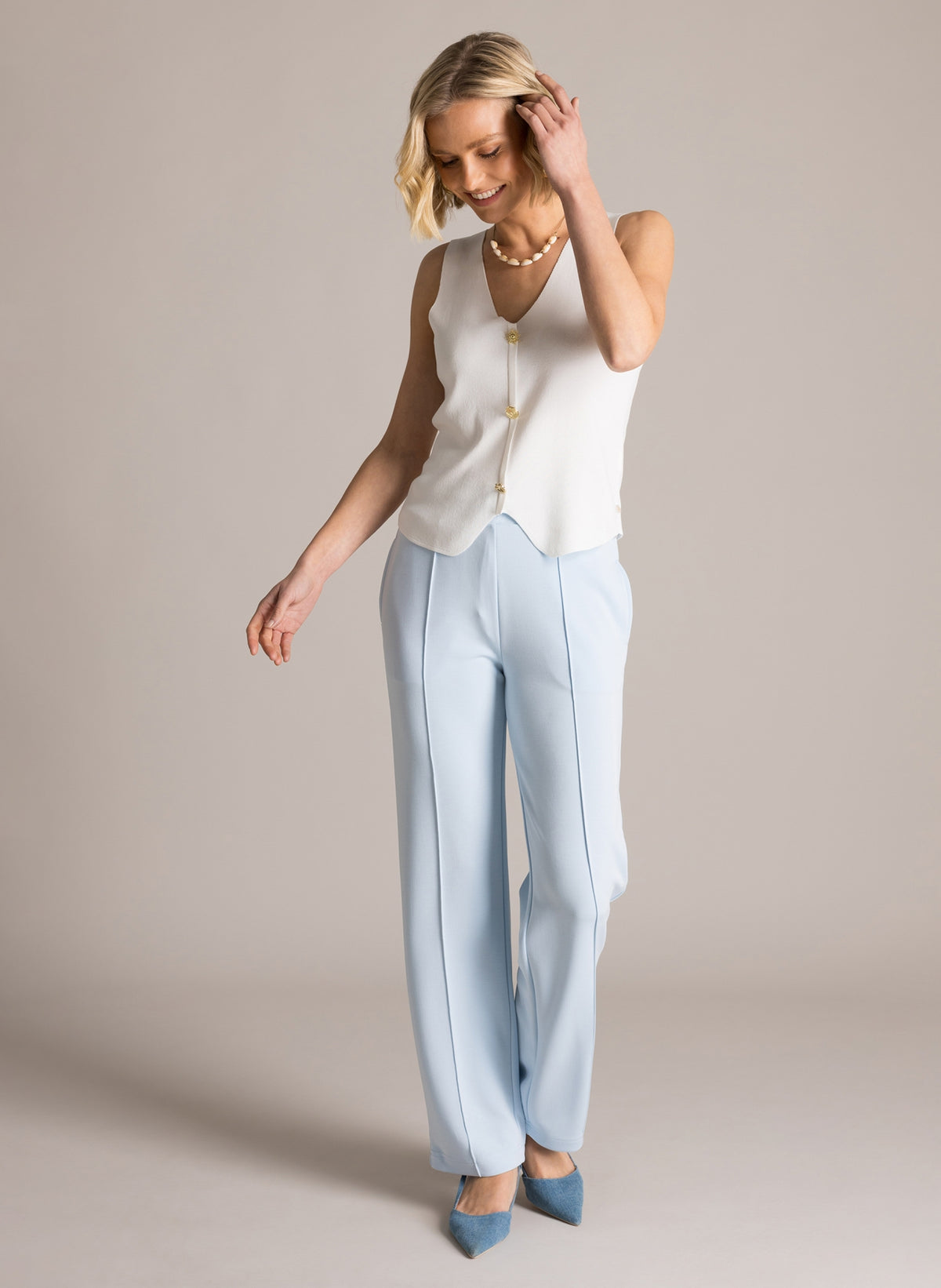 Yest top wit met goudkleurige knopen model Tiara Essential gilet Off White