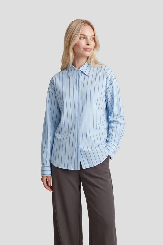 Fluresk blouse blauw pinstripe met lurex detail model Joan cloud blue 