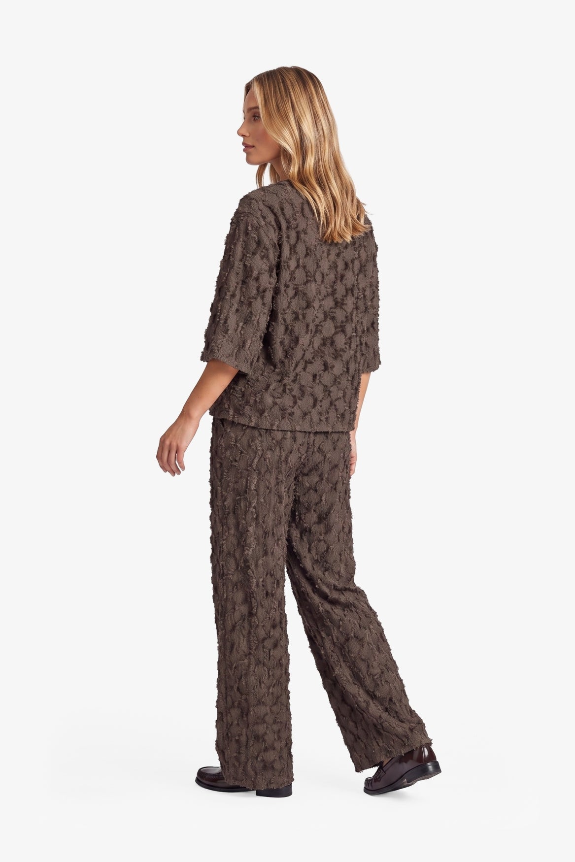 Fluresk shirt bruin met structuur model Luisa dark chocolate 