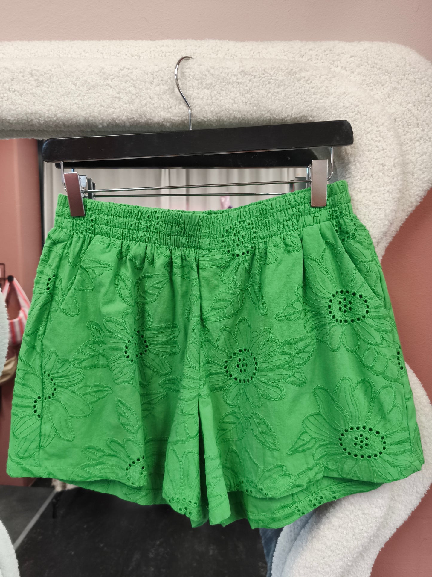 Fluresk groene korte broek Marly Shorts vivid green broderie