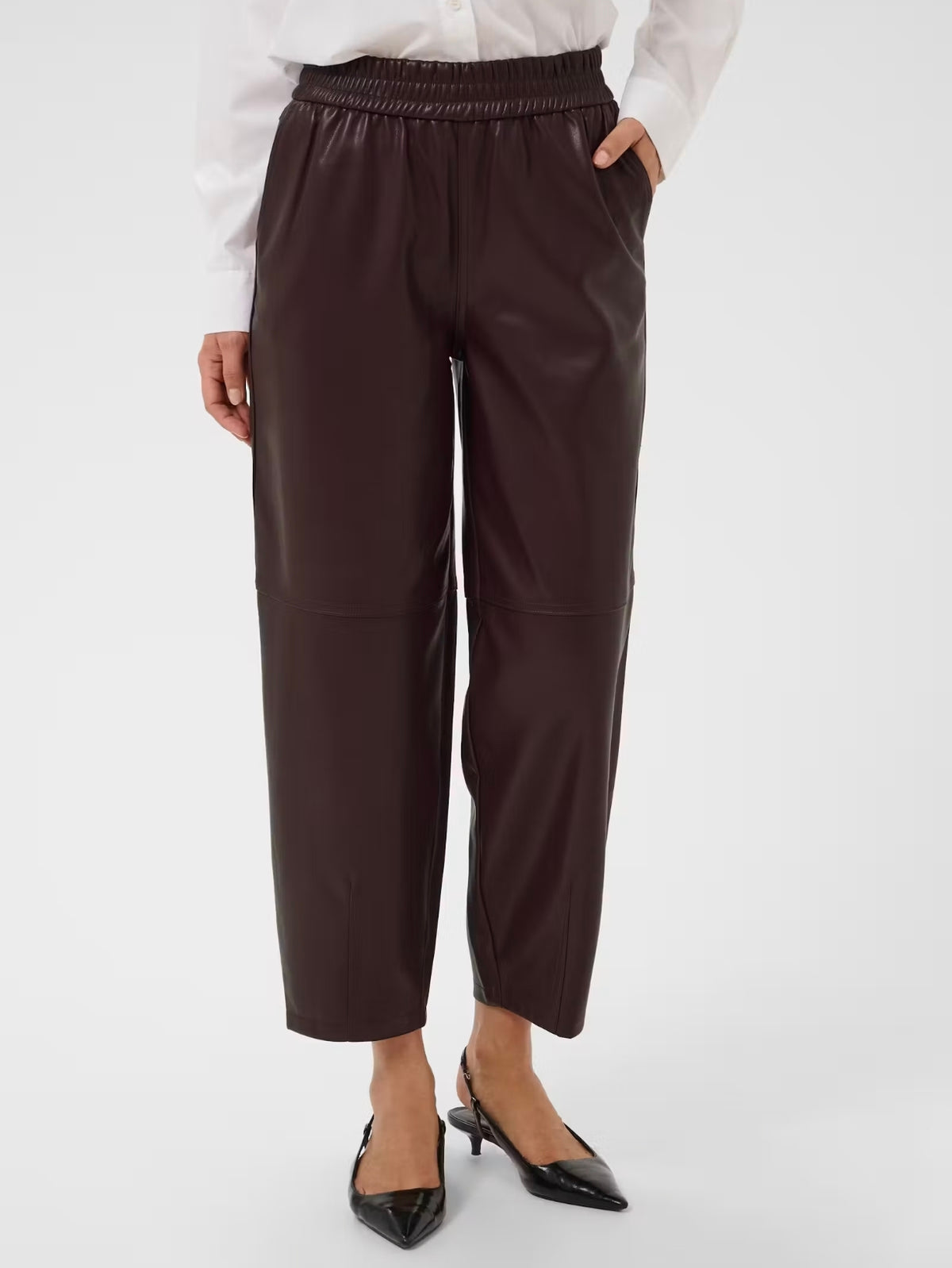 Kaffe broek leather look bordeaux rood barrel fit enkel lengte KAarense Broek fudge red