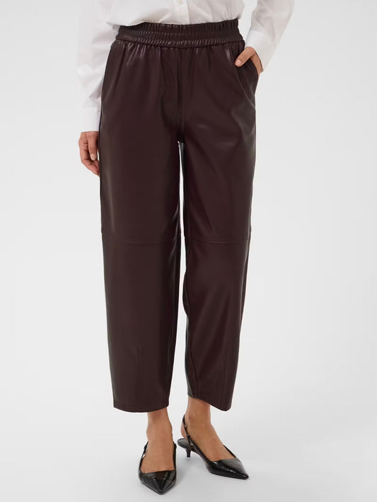 Kaffe broek leather look bordeaux rood barrel fit enkel lengte KAarense Broek fudge red