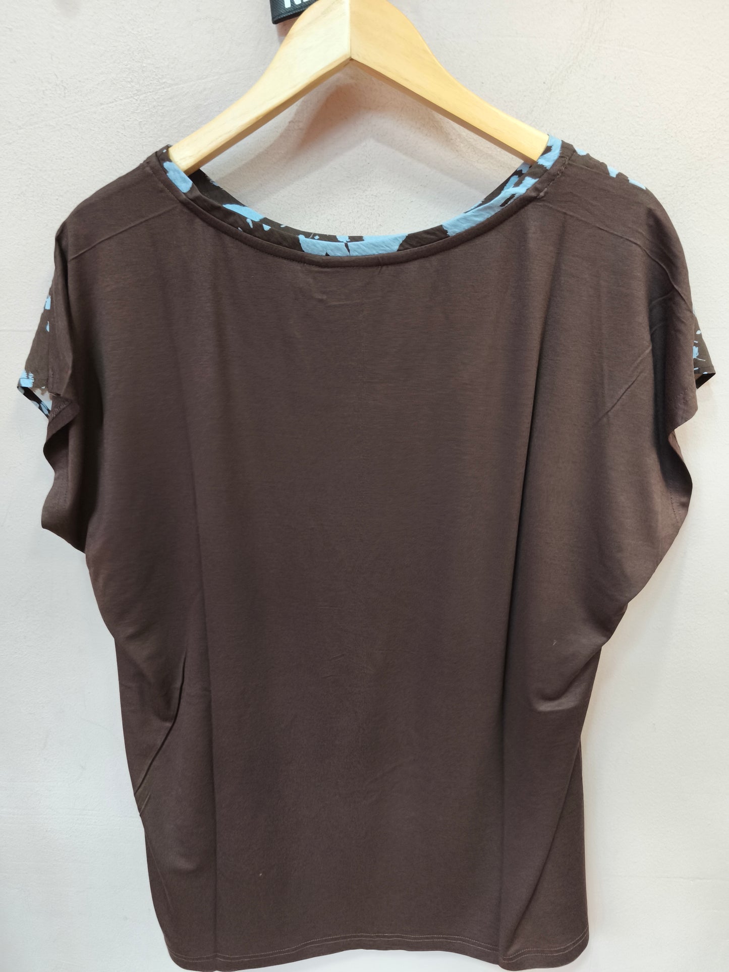 Kaffe Curve shirt bruin met blauwe print aangeknipt mouwtje KCmila printed blouse 