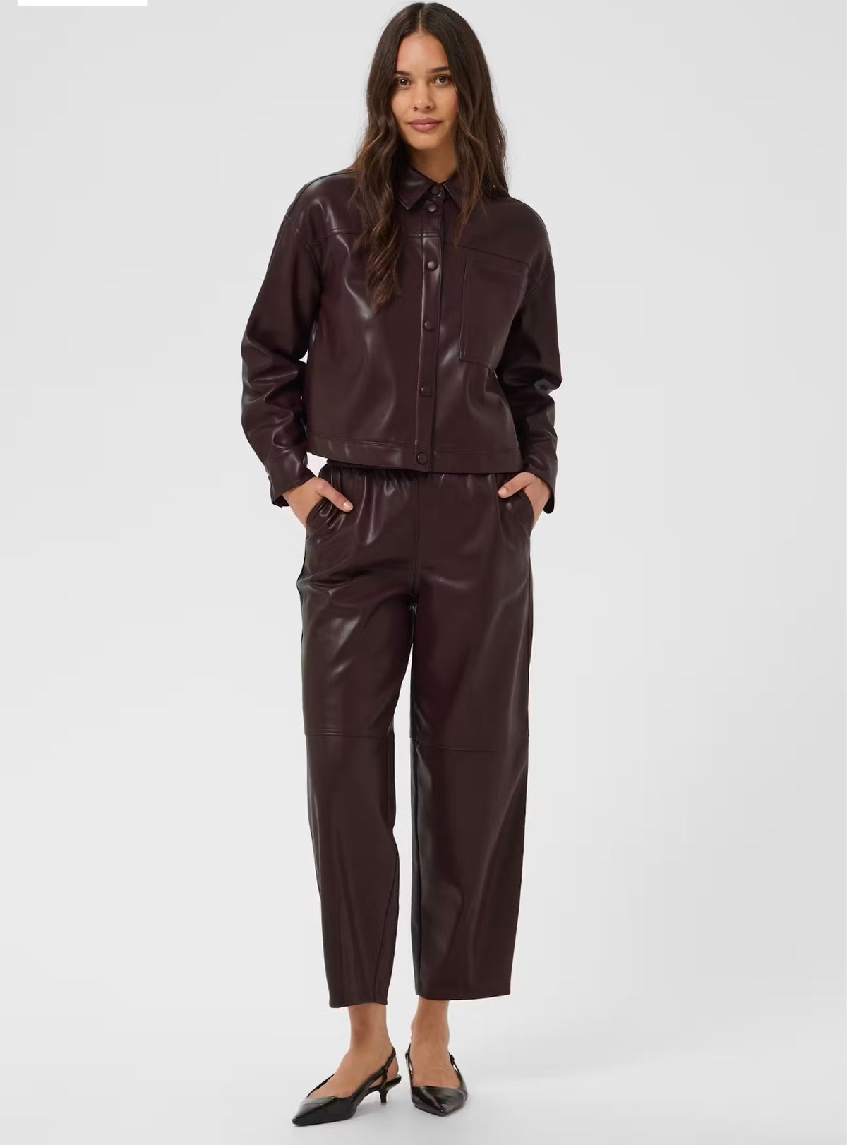 Kaffe broek leather look bordeaux rood barrel fit enkel lengte KAarense Broek fudge red