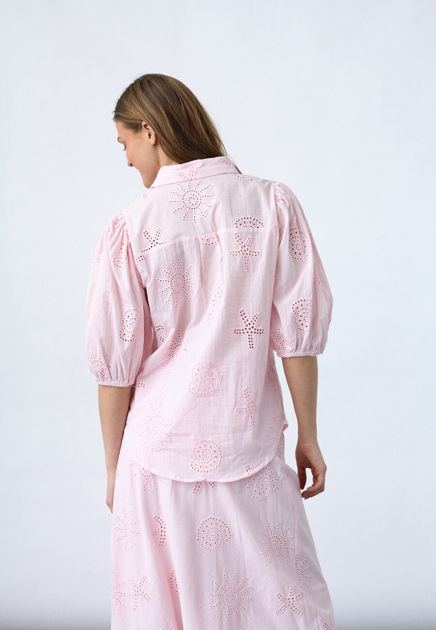 Sisters Point blouse licht roze met broderie model Ella sh78 soft rose