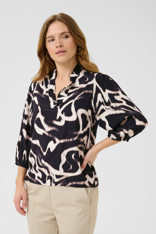Kaffe blouse zwart beige print driekwart mouw model KAmartha frill black nature organic line 