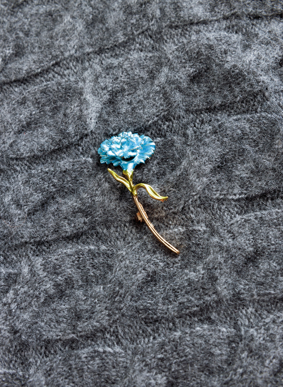 Yest trui grijs met broche model Ulva Mid Grey Melange