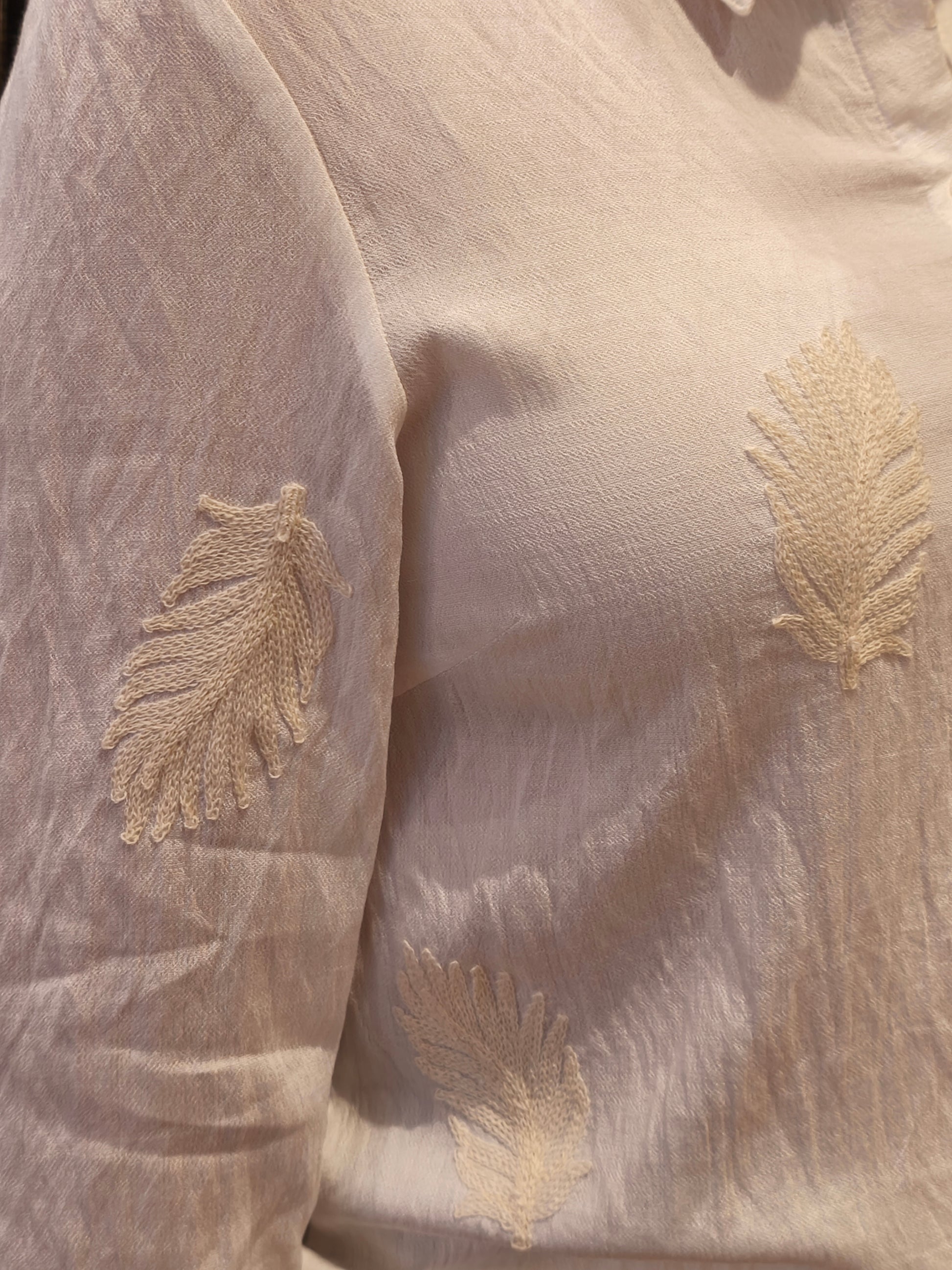 Soulmate blouse off white met beige bladeren borduursel model Tanja 7145