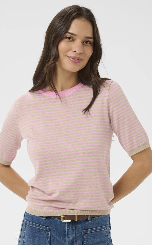 Kaffe shirtje korte mouw strepen roze met zandkleur achtergrond model KAlizza narrow striped pullover feather pink fine