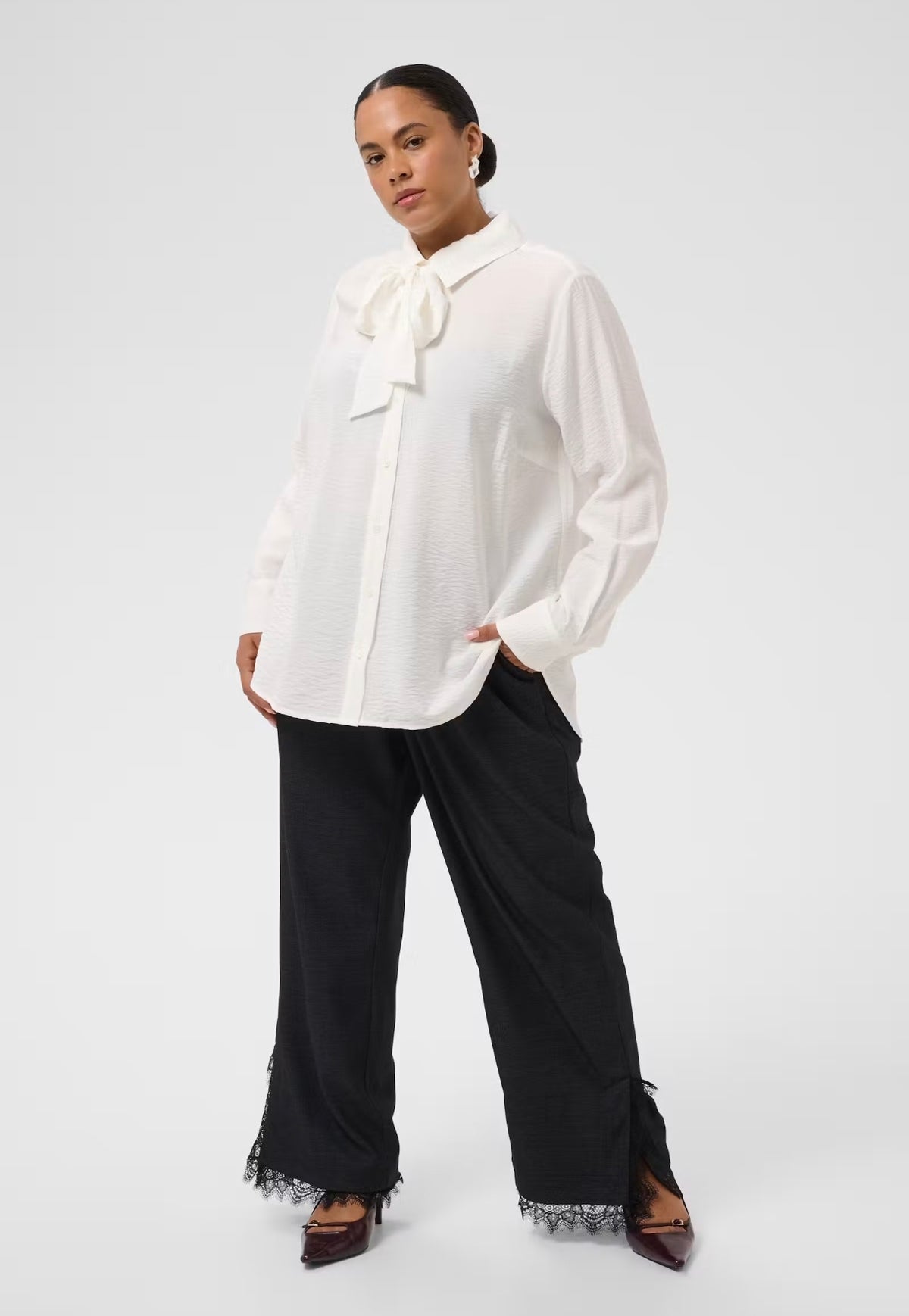 Kaffe Curve blouse offwhite model KCgila Shirt Chalk