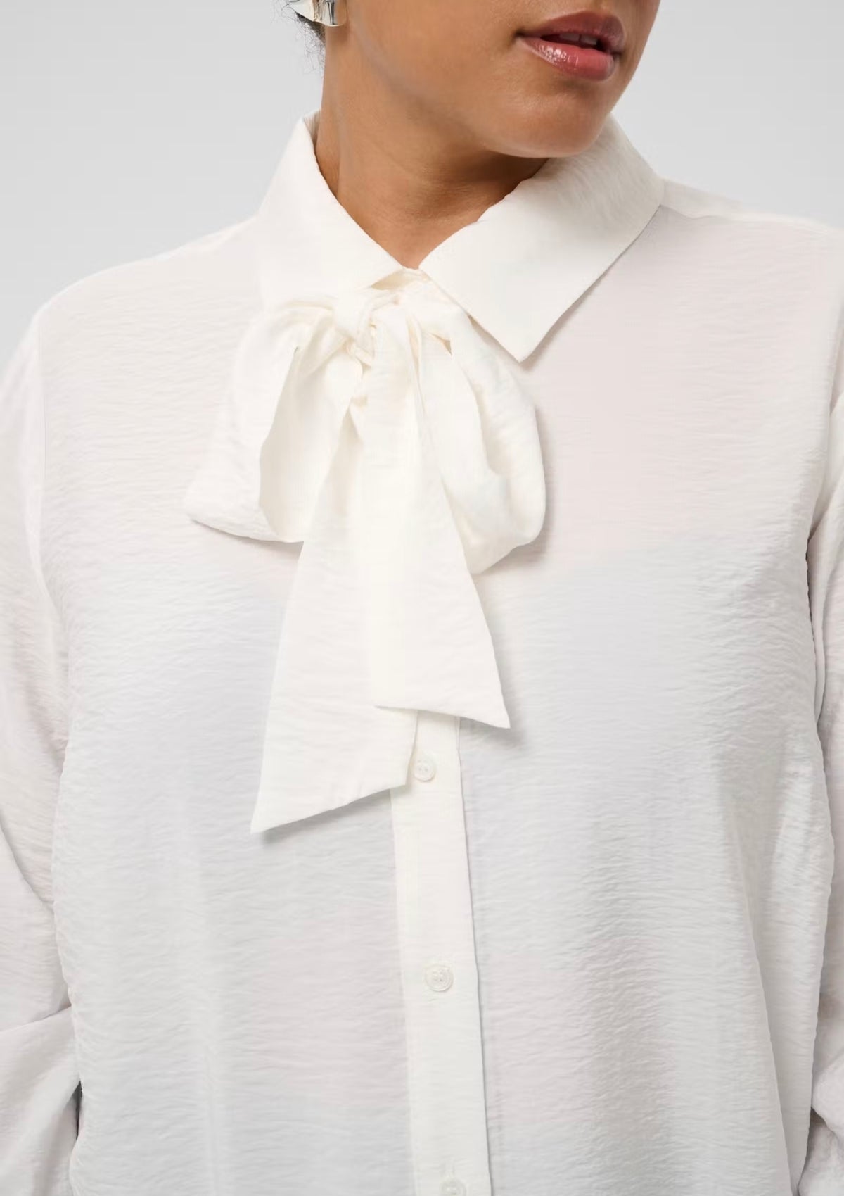 Kaffe Curve blouse offwhite model KCgila Shirt Chalk