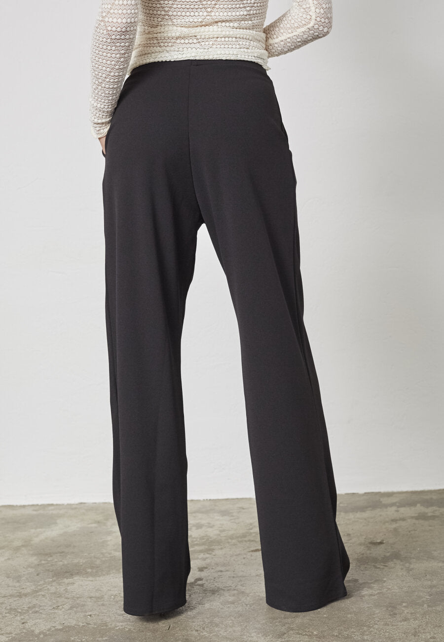 Sisters Point broek zwart met bandplooi detail model New glut black 