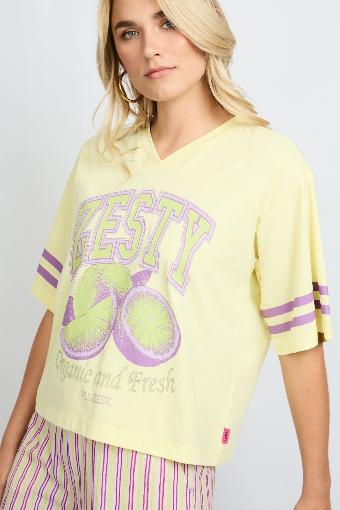 Fluresk geel Yanelis T-shirt citrus met lila details 