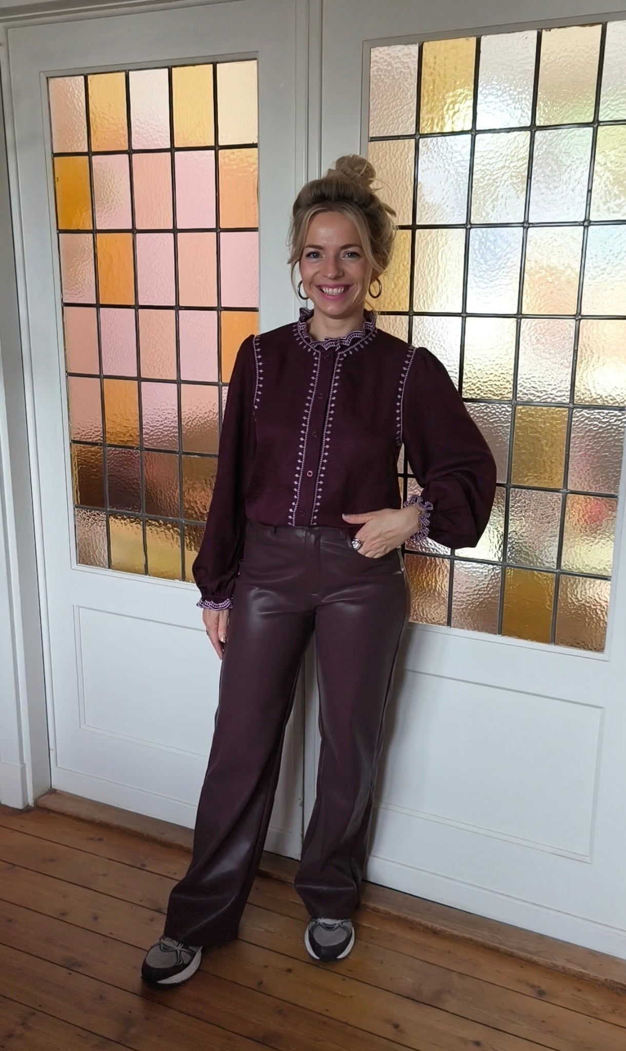 Ydence blouse aubergine met lila detail model Hannah Plum