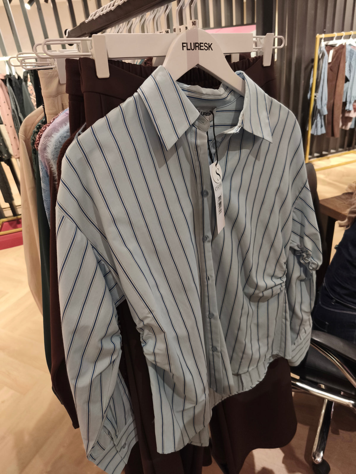 Fluresk blouse blauw pinstripe met lurex detail model Joan cloud blue