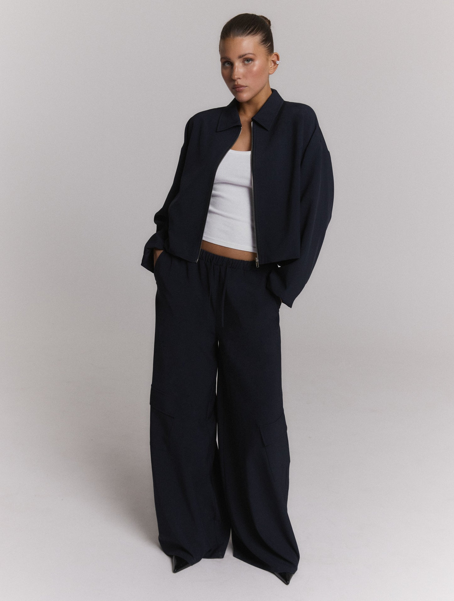 Refined Department broek donker blauw wijd model ladies woven navy pants with pleats MILA
R2609159011