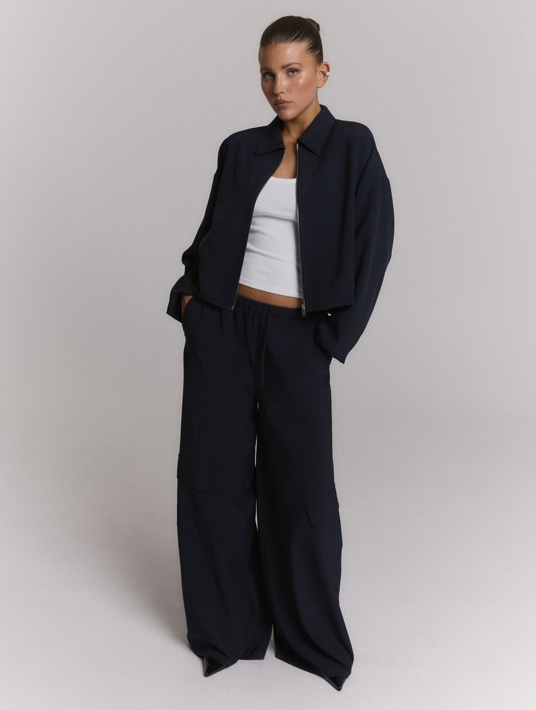 Refined Department broek donker blauw wijd model ladies woven navy pants with pleats MILA
R2609159011