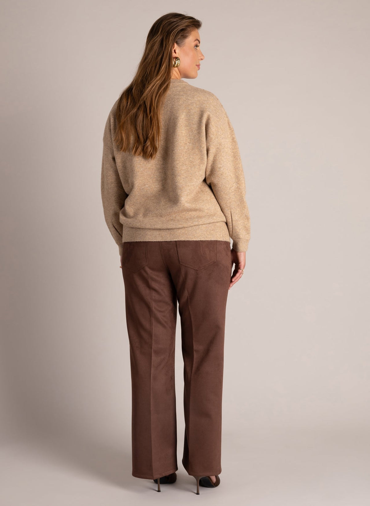 Yest Curve trui beige zandkleur model Vita Dark Sand Melange