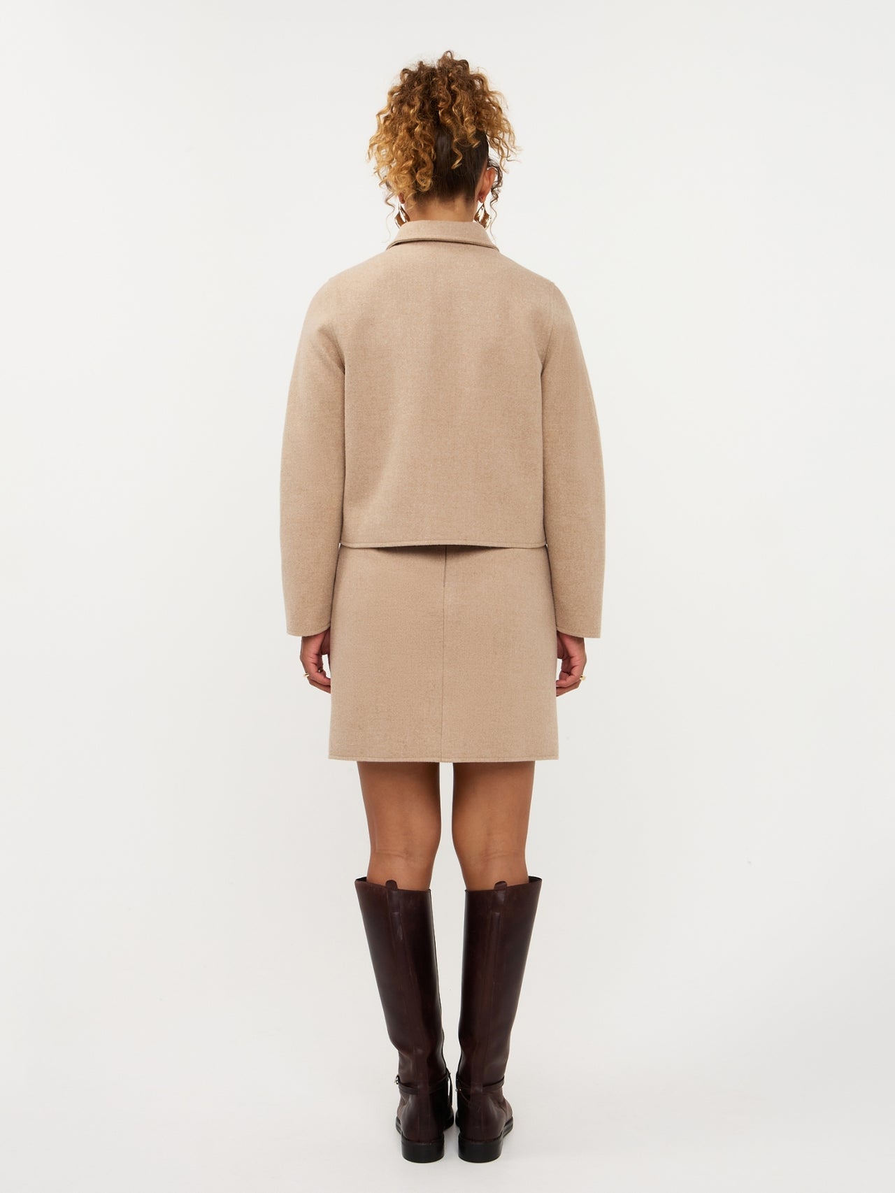 Ydence jasje zandkleur model Jacket Adina Beige