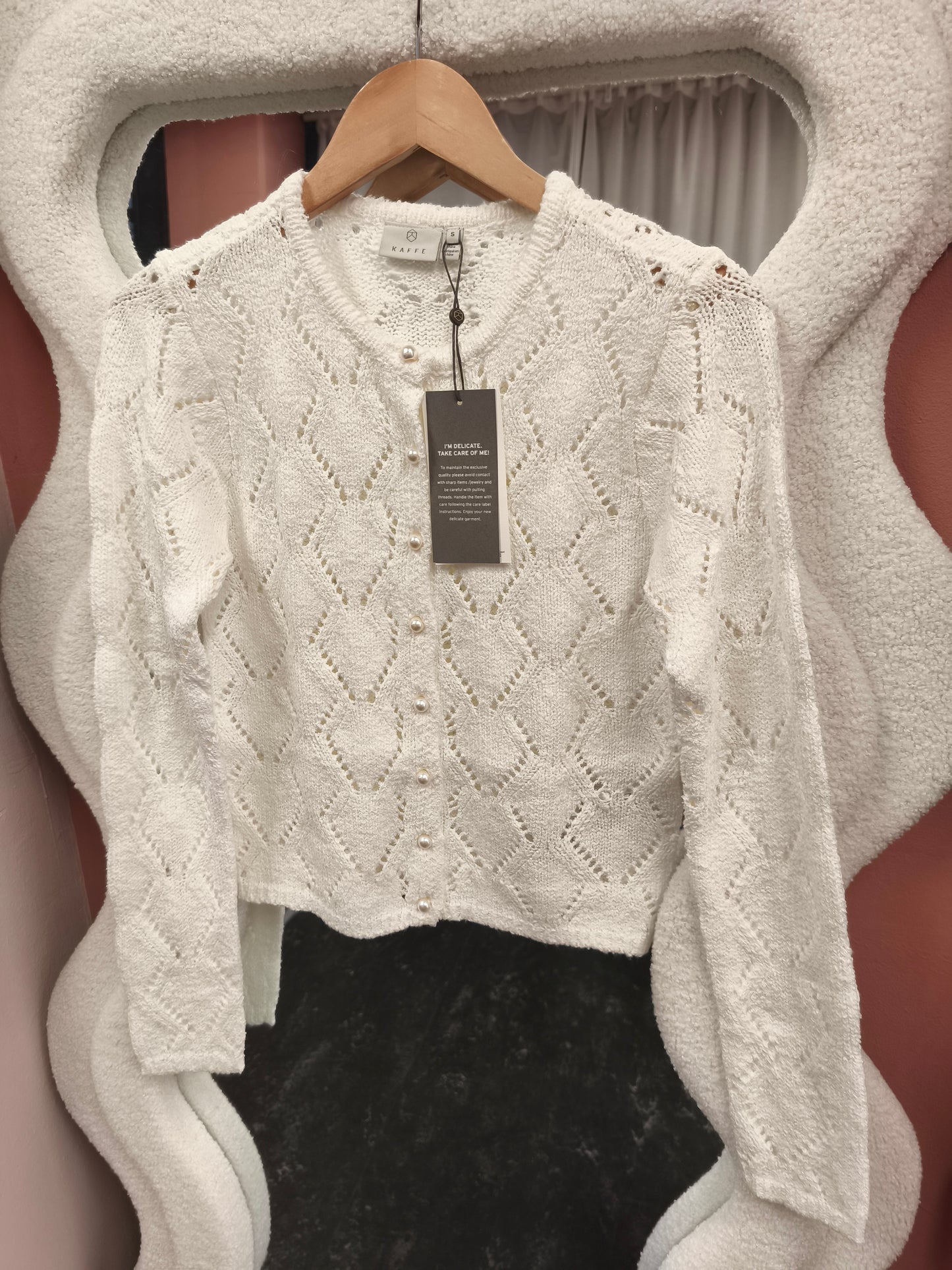 Kaffe vest offwhite met parel knoopjes KAlorinia cardigan chalk 10511157