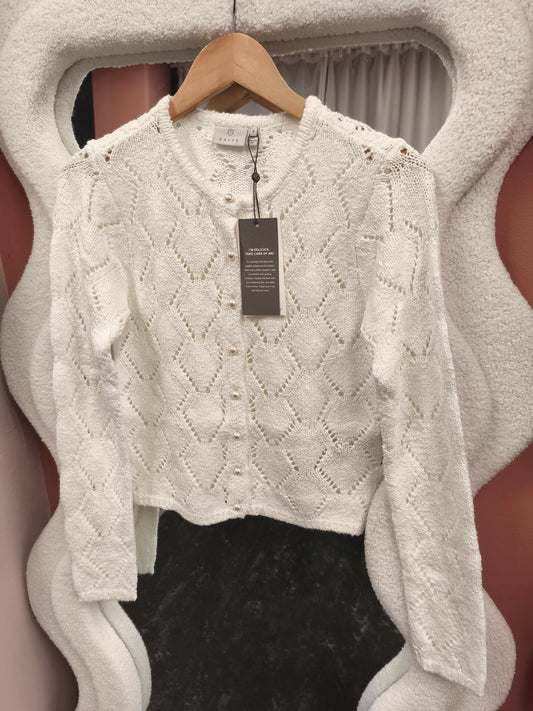 Kaffe vest offwhite met parel knoopjes KAlorinia cardigan chalk 10511157