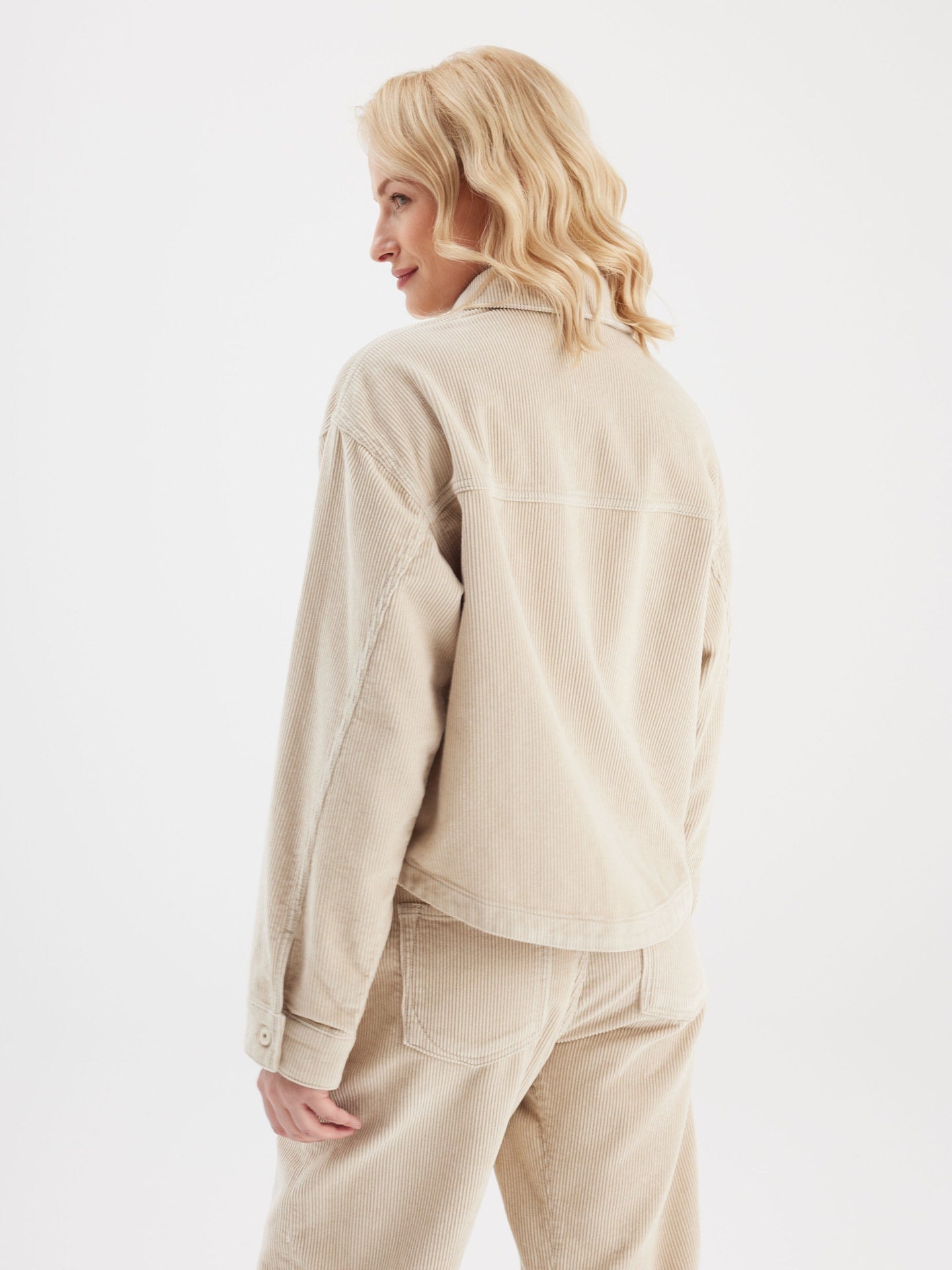 COJ rib jasje zand kleur model Tamara Cord Light Sand