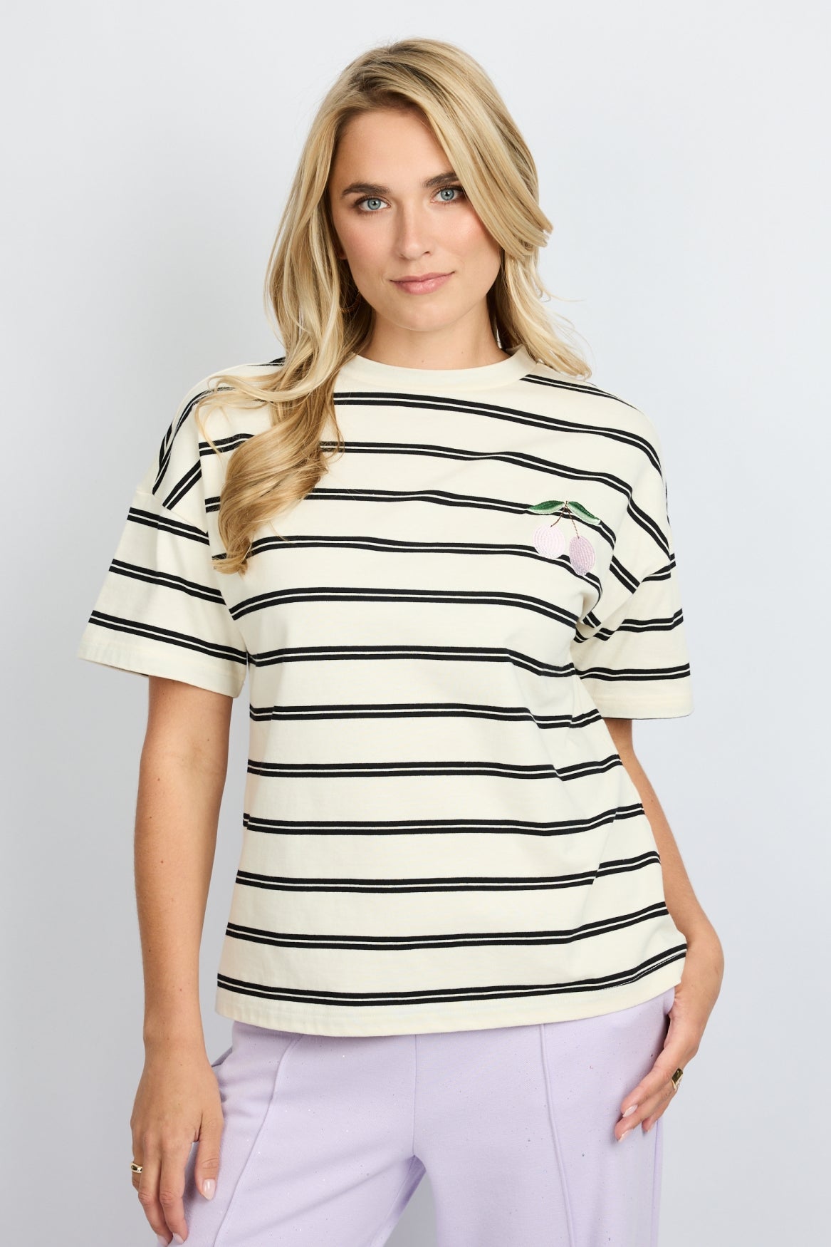 Fluresk T-shirt offwhite zwart gestreept met lila kers model Nayara