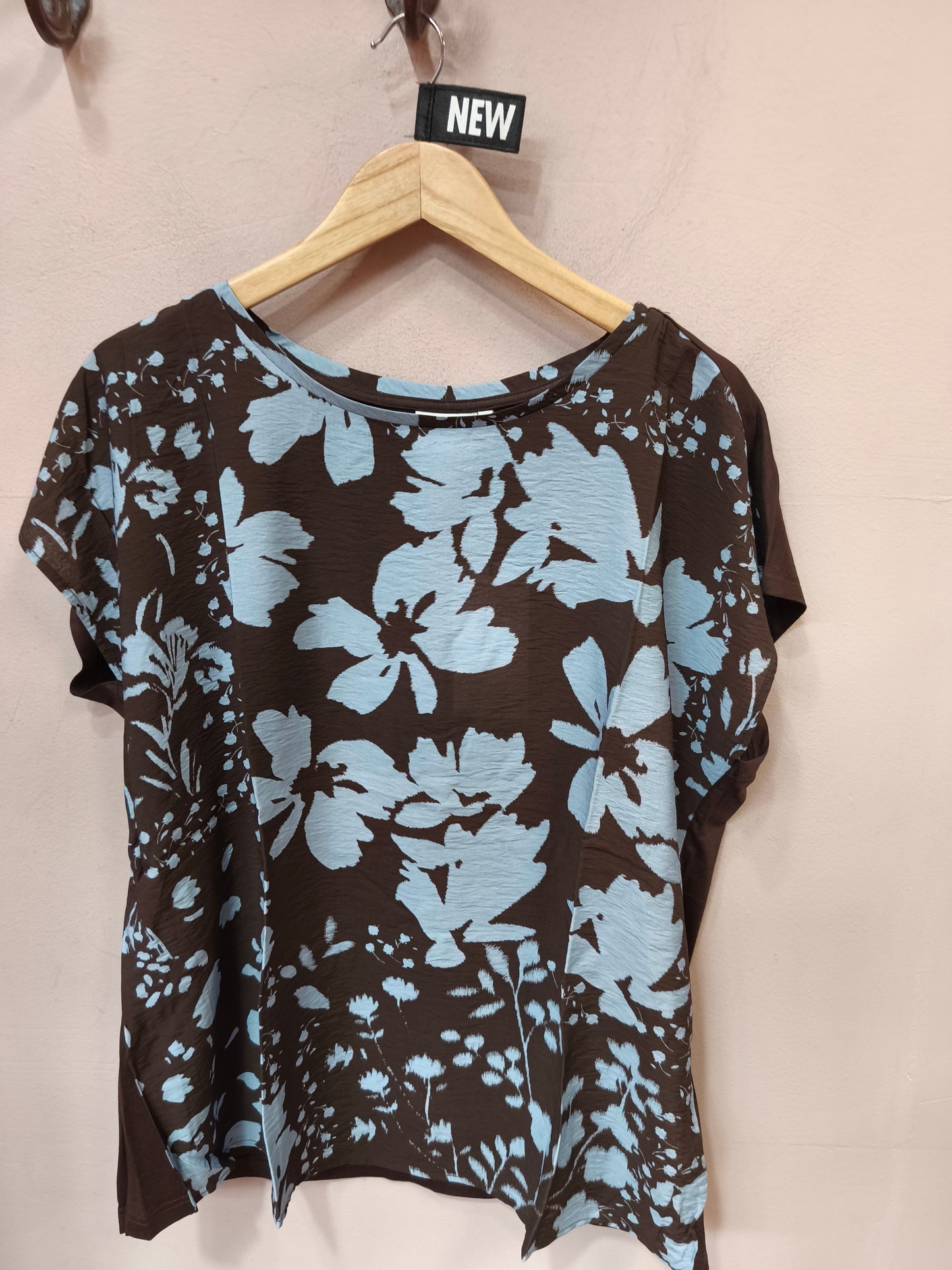 Kaffe Curve shirt bruin met blauwe print aangeknipt mouwtje KCmila printed blouse 