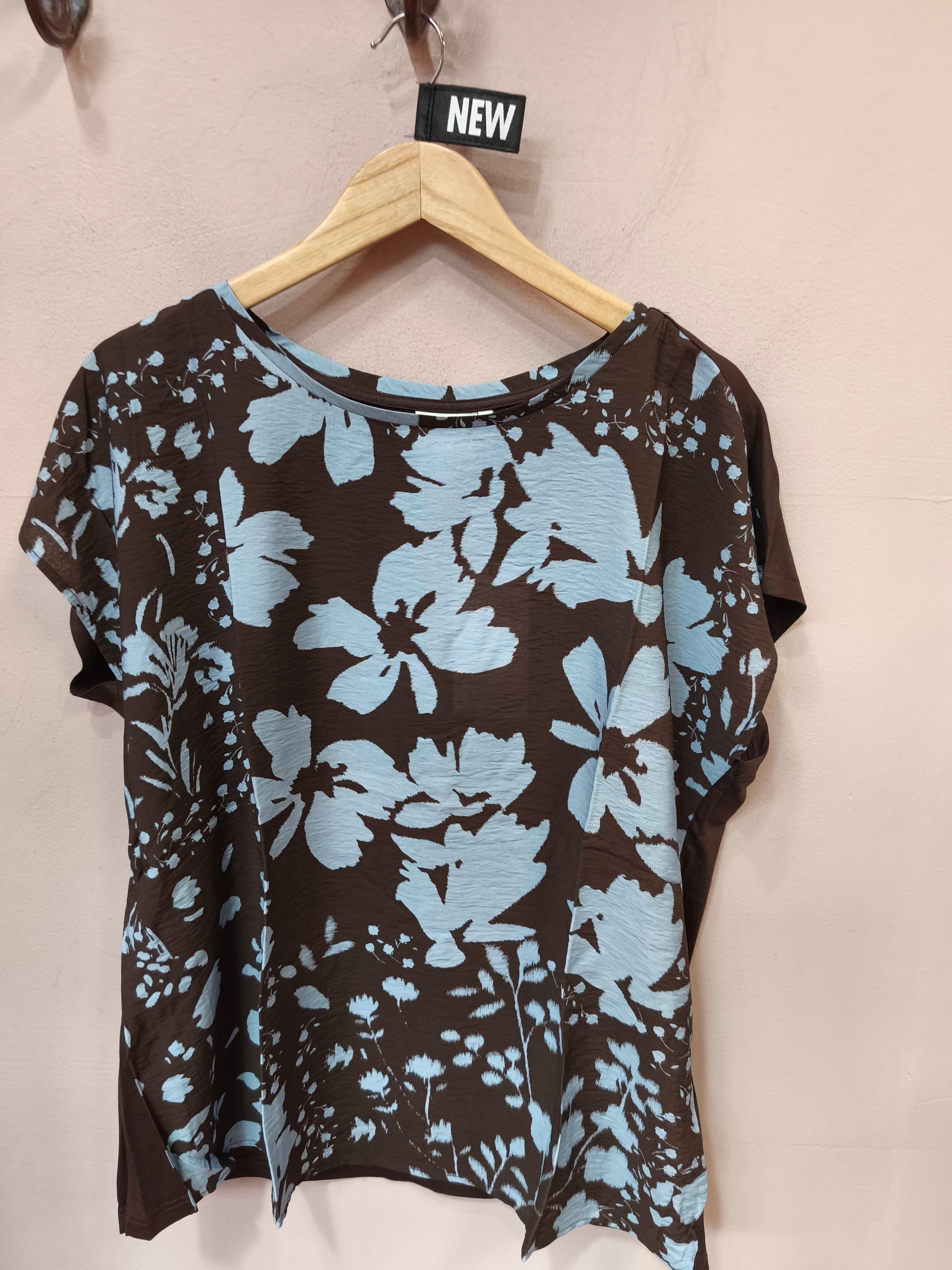Kaffe Curve shirt bruin met blauwe print aangeknipt mouwtje KCmila printed blouse 