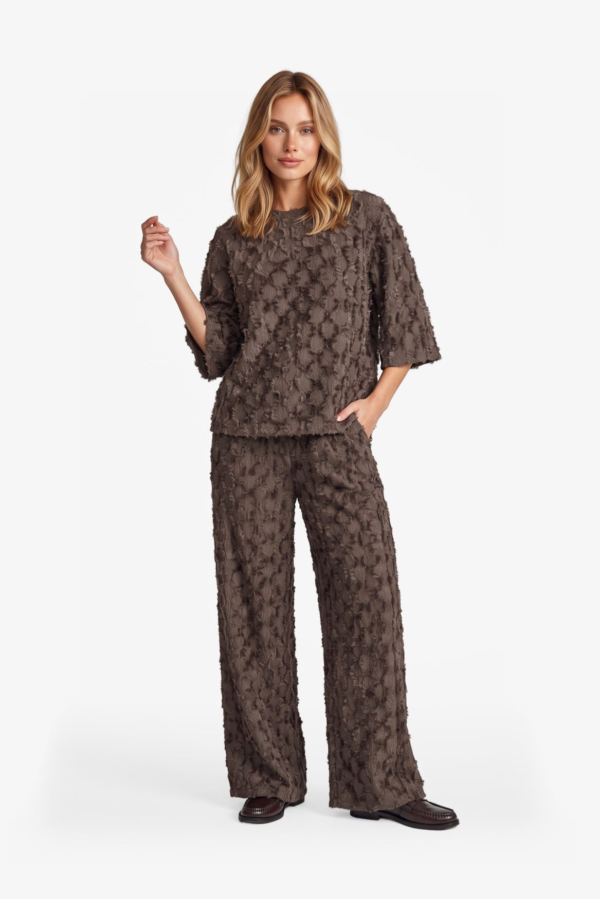 Fluresk shirt bruin met structuur model Luisa dark chocolate 