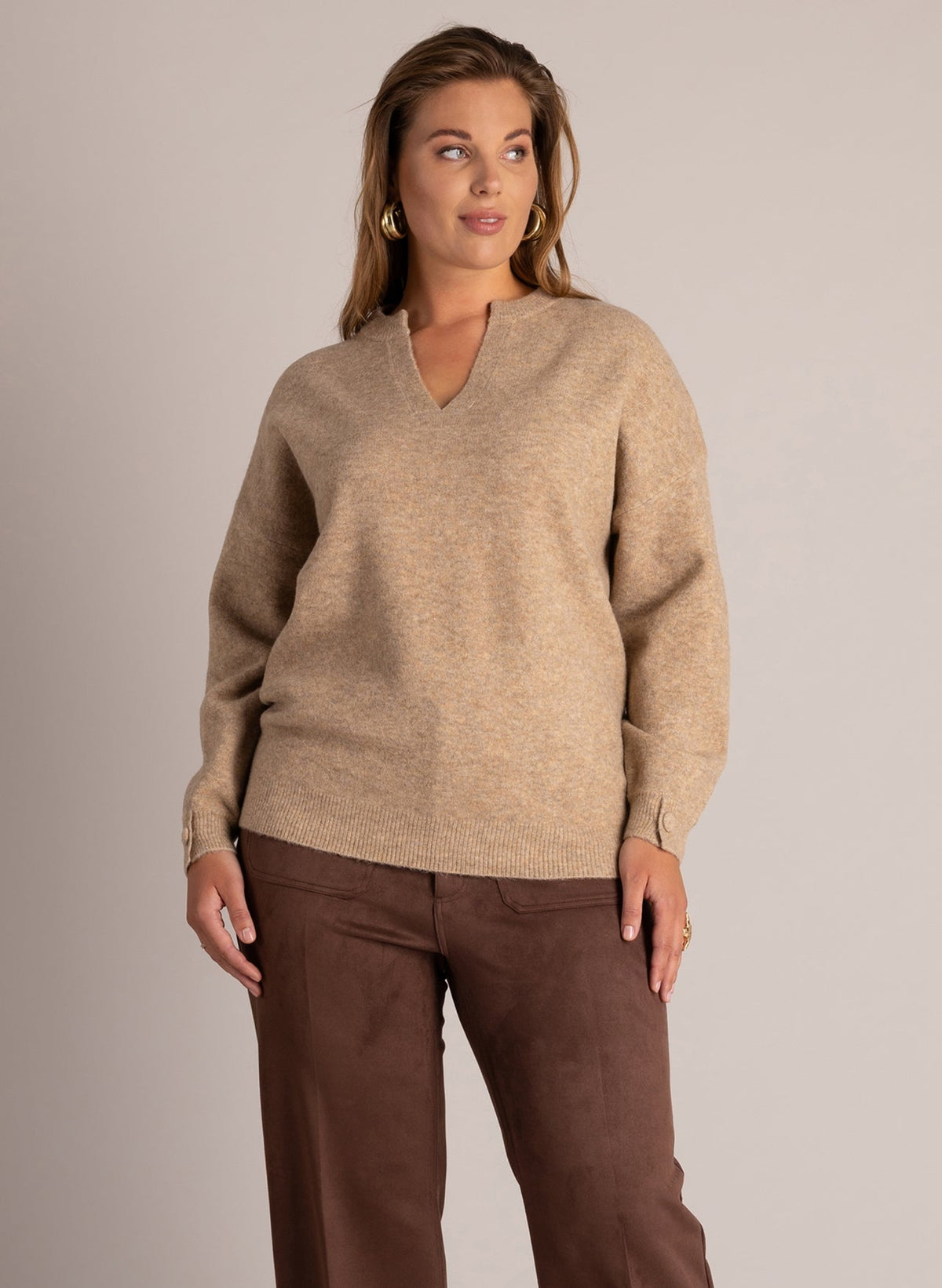 Yest Curve trui beige zandkleur model Vita Dark Sand Melange
