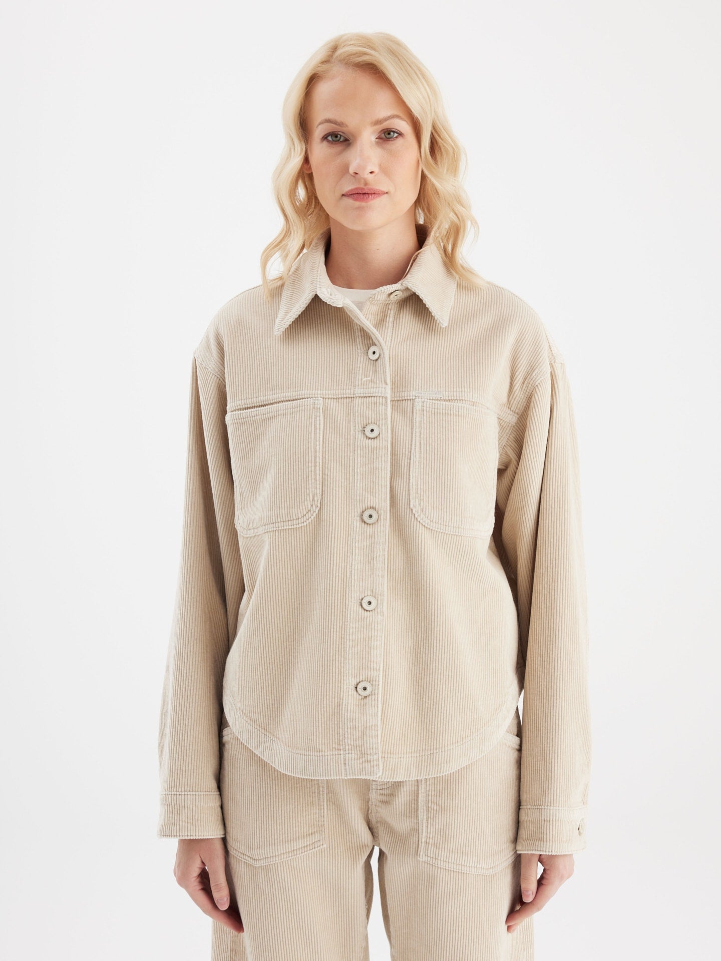 COJ rib jasje zand kleur model Tamara Cord Light Sand