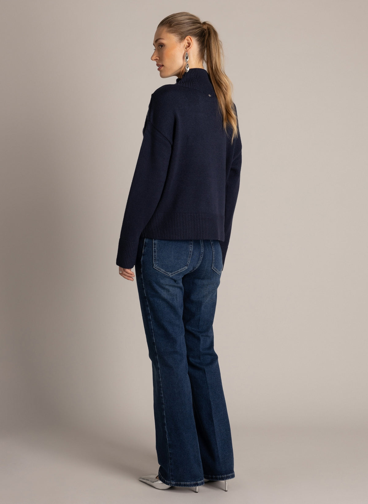 Yest trui donker blauw met coll model Chantal Essential Dark Blue