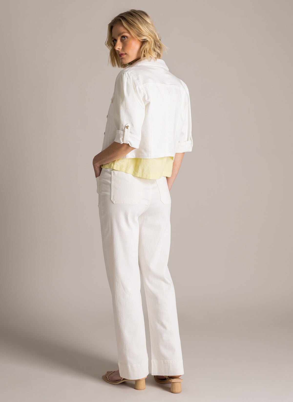 Yest jeans jasje driekwart mouw wit model Samma Essential Off White