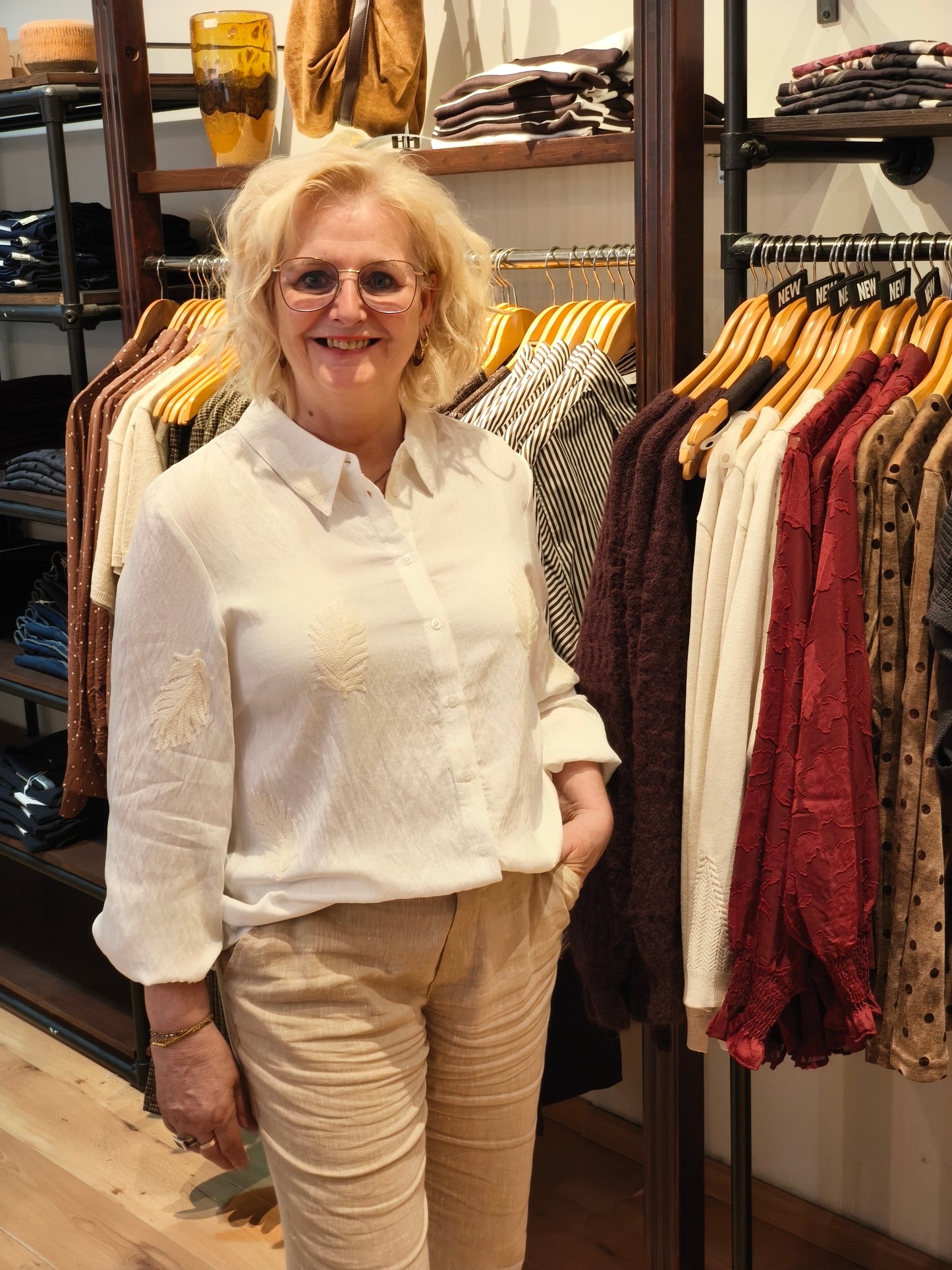 Soulmate blouse off white met beige bladeren borduursel model Tanja 7145