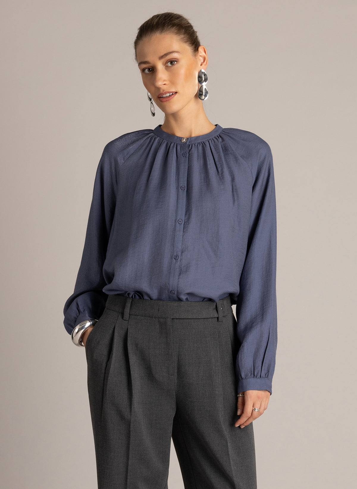 Yest blouse blauw grijs met glans model Urmina Faded Blue