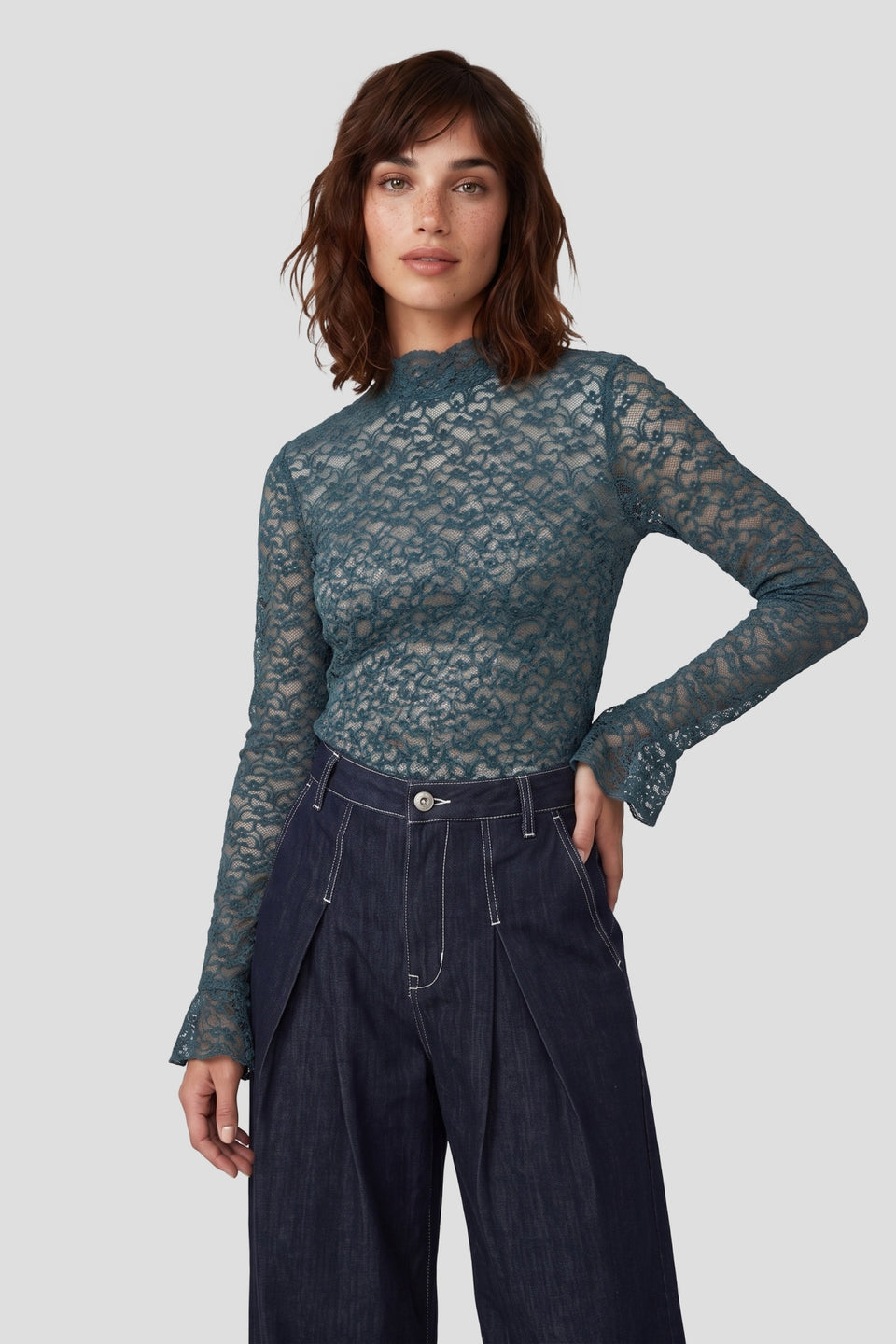 Fluresk kanten longsleeve blauw groen model Leena top azuur green