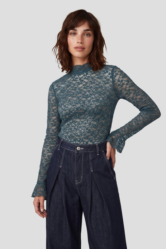 Fluresk kanten longsleeve blauw groen model Leena top azuur green