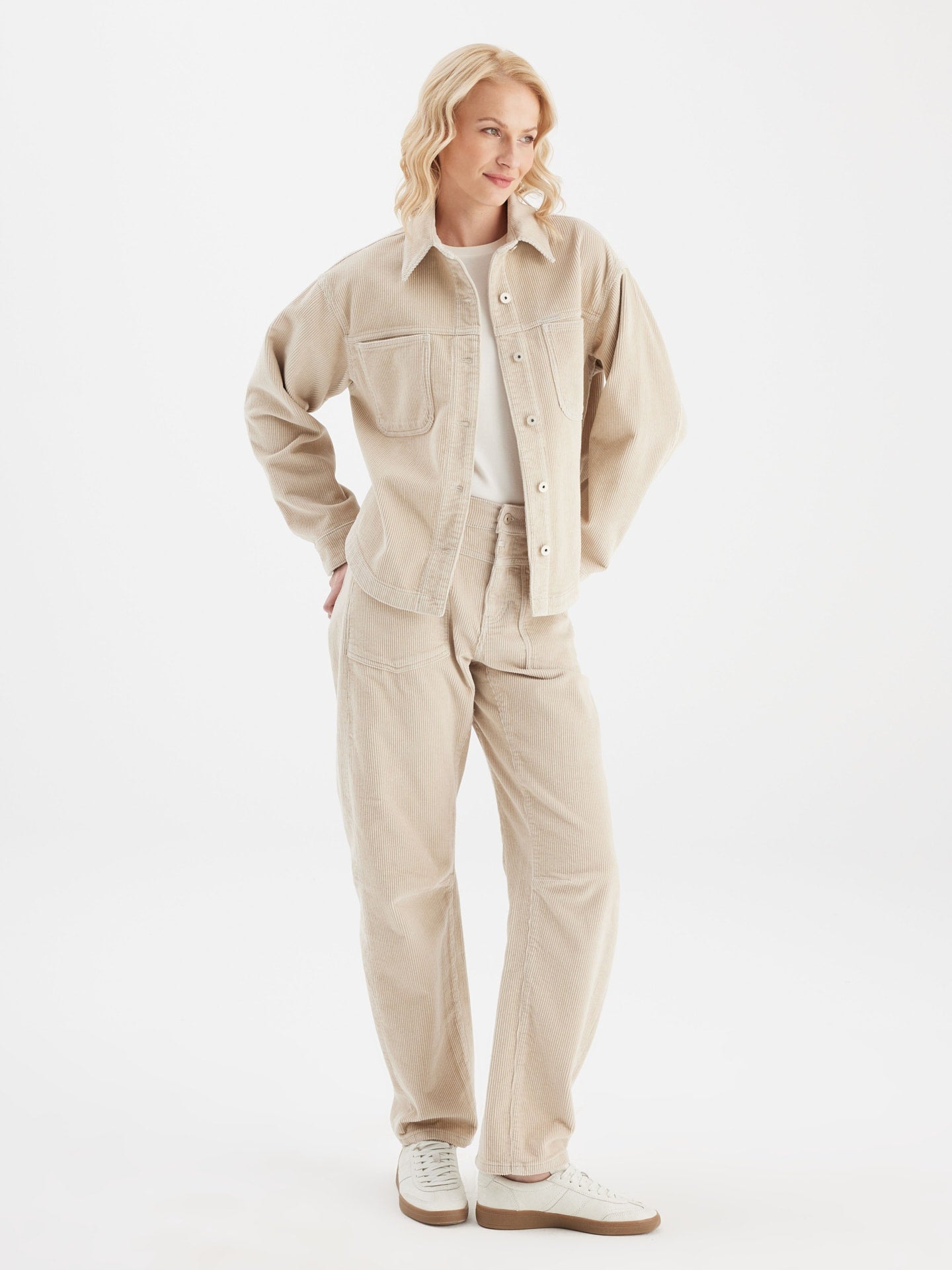 COJ rib jasje zand kleur model Tamara Cord Light Sand