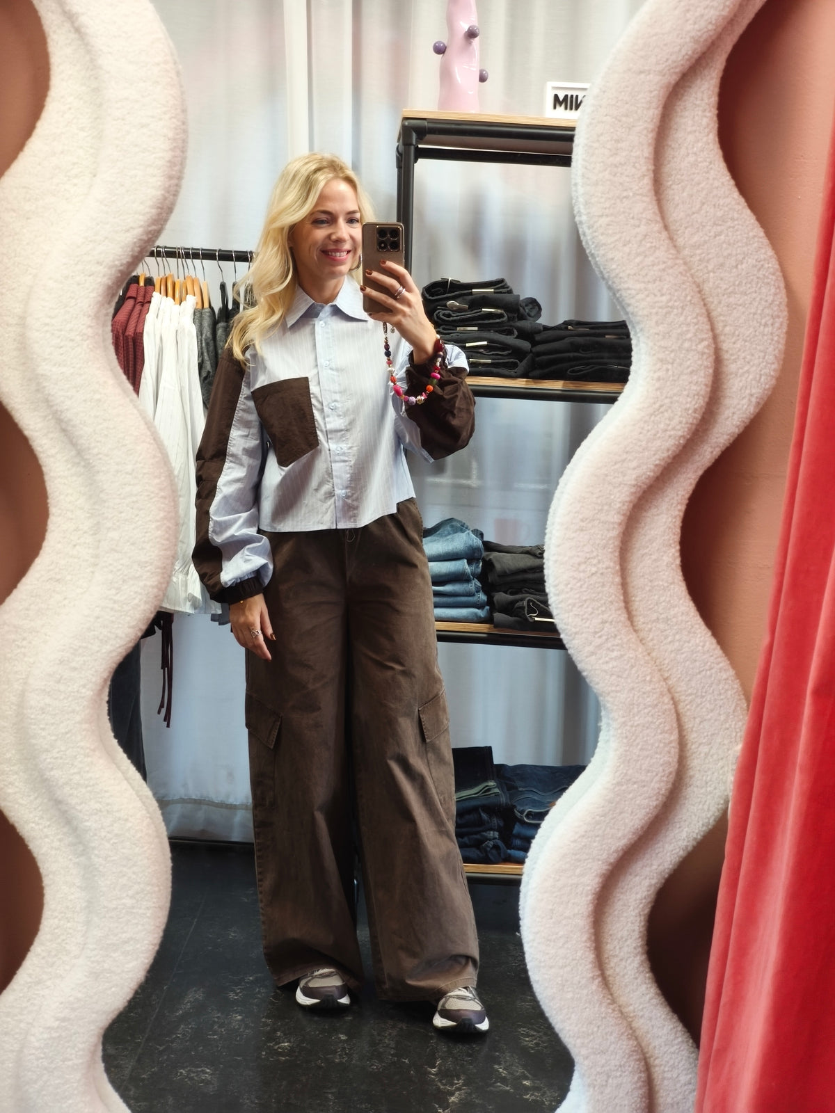Refined Department blouse bomber lichtblauw met bruin model Noor 