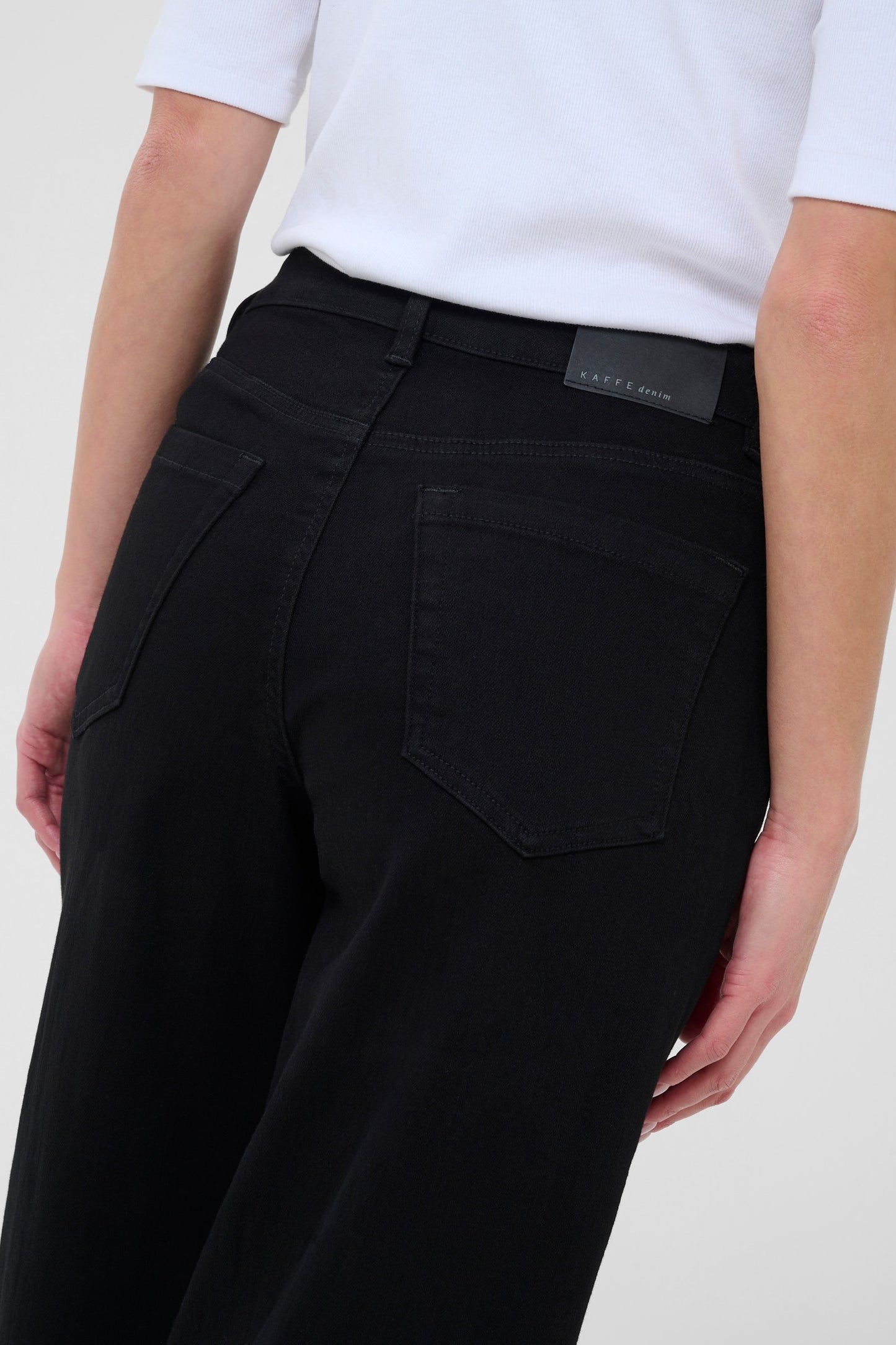 Kaffe jeans zwart wijd model KAmeadow black deep