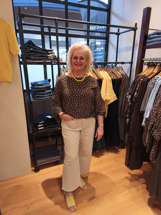 Kaffe donker bruine blouse met witte stippen model KAnadira coffee bean