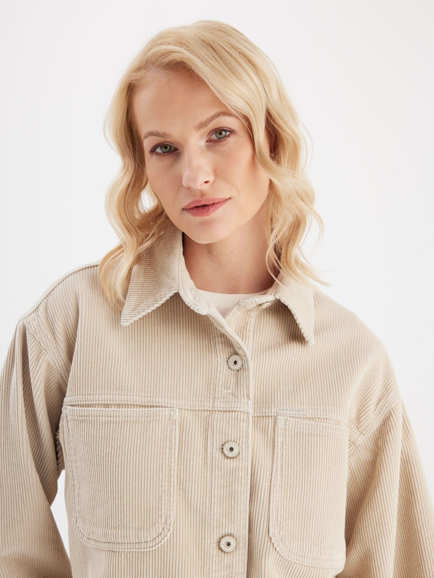 COJ rib jasje zand kleur model Tamara Cord Light Sand