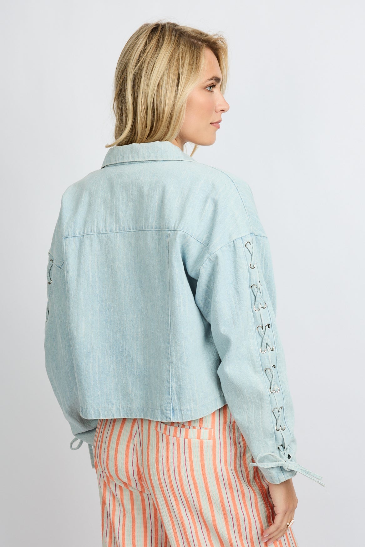 Fluresk jeans jasje licht blauw met veter op mouw model Meliora jacket denim light blue