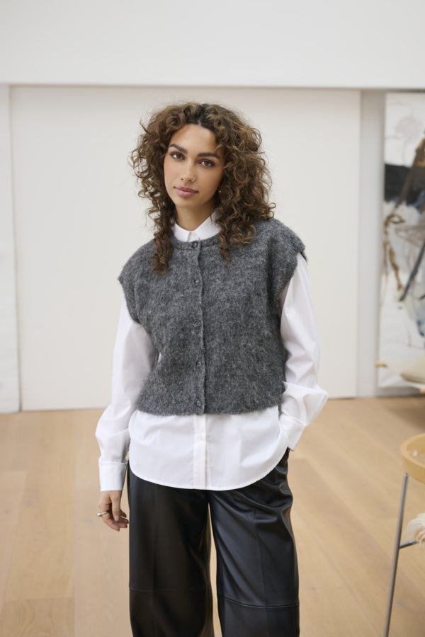 Kaffe Spencer grijs model gilet KAjordan Knit Vest Dark Grey Melange Grey