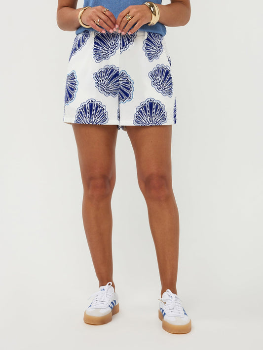 Ydence korte broek wit met kobalt blauwe schelpen print model Short Nadia Blue shells