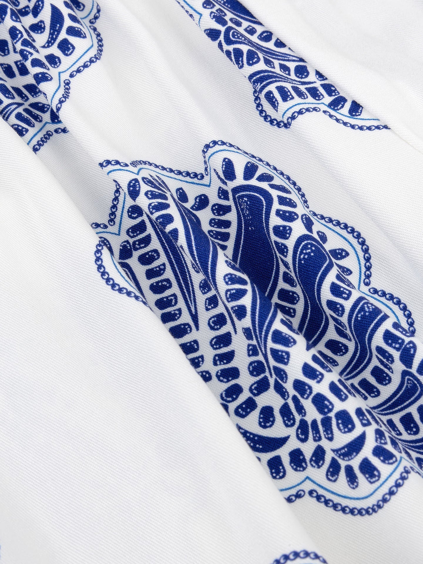 Ydence korte broek wit met kobalt blauwe schelpen print model Short Nadia Blue shells