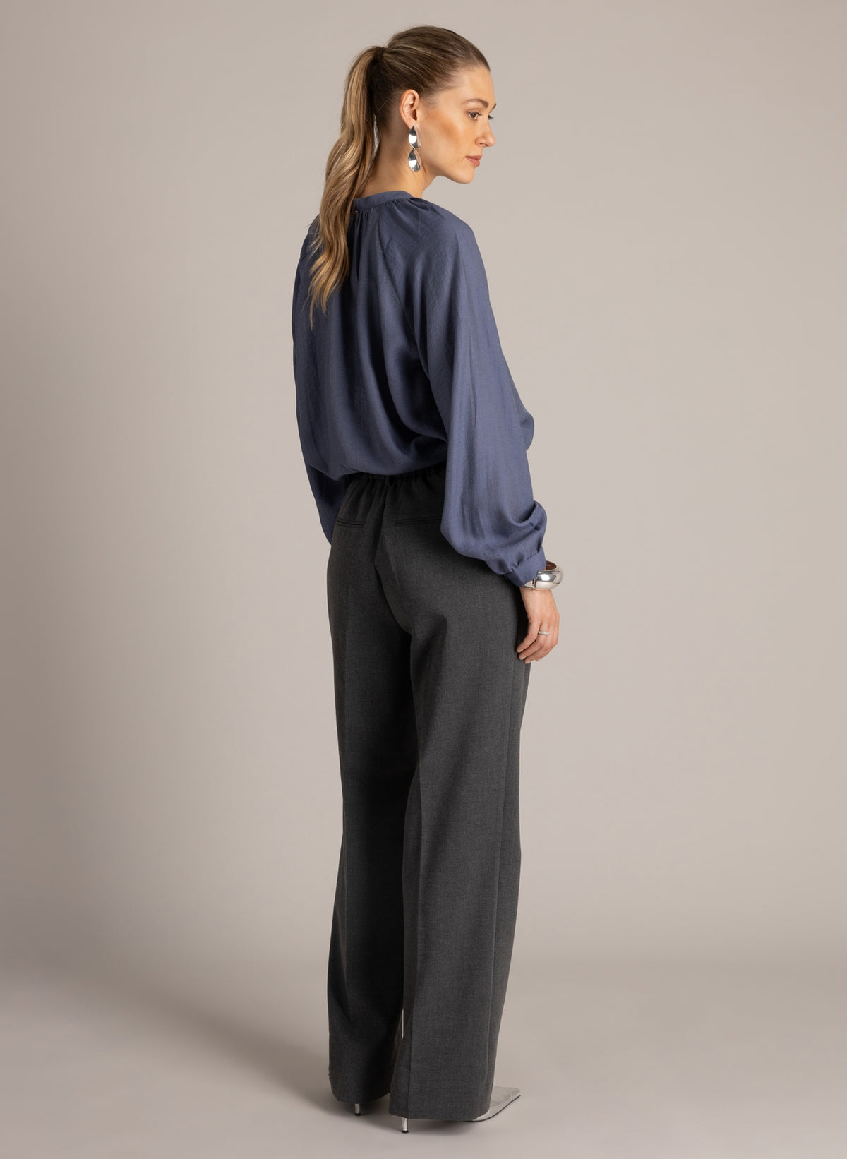 Yest blouse blauw grijs met glans model Urmina Faded Blue